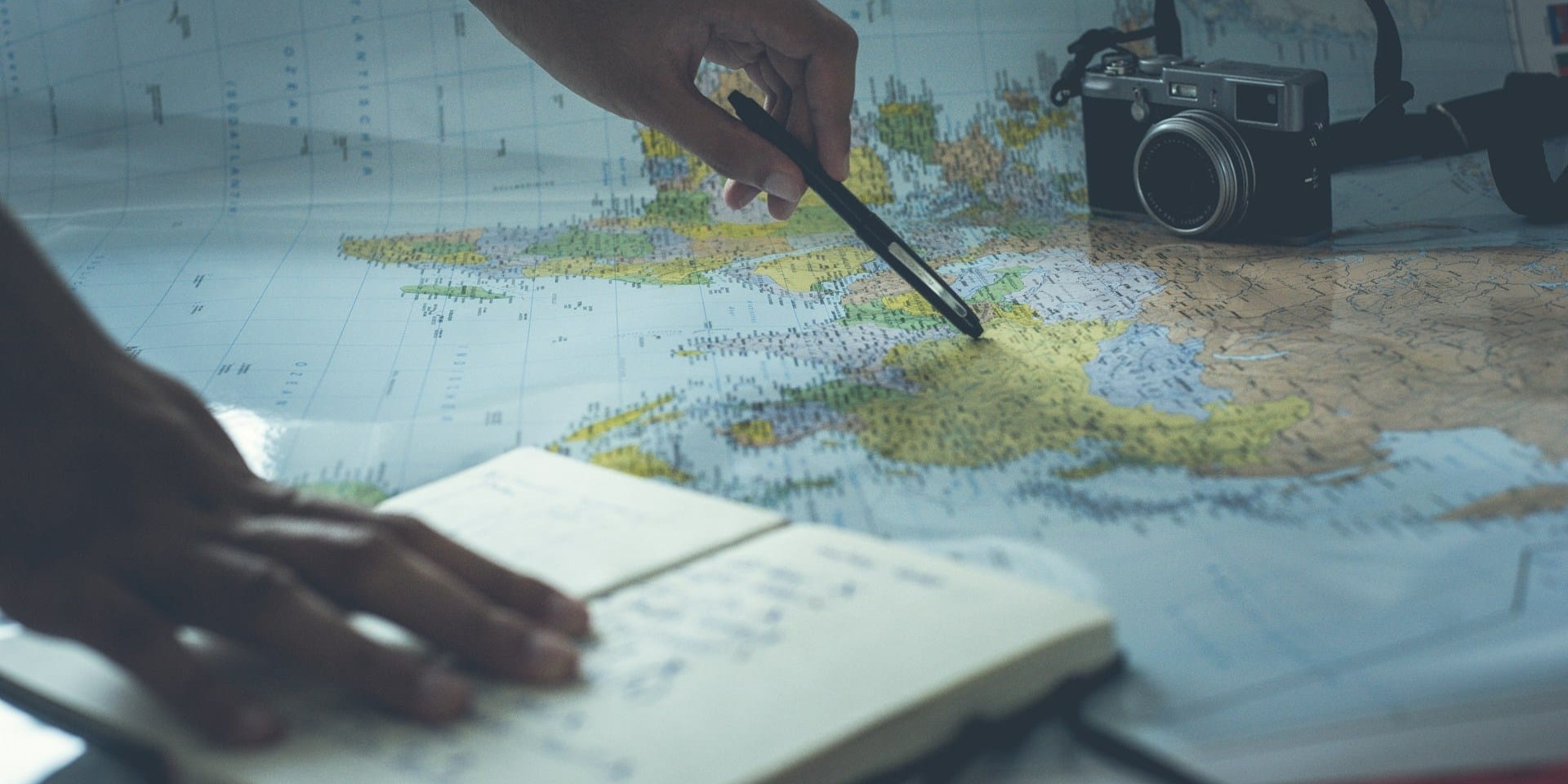 asegurado planeando viaje