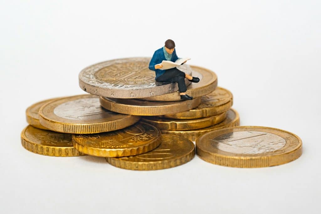 ilustración de autónomo realizando gestiones fiscales